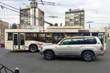 В центре Кривого Рога джип врезался в троллейбус: пострадал один пассажир