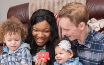 Один шанс на миллион: африканка родила двух белых детей