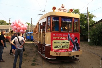 Деньги вперед, но обилечивают бесплатно: Феликс Шиндер дал концерт в одесском трамвае