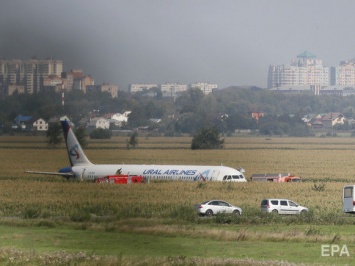 Лететь в Крым отказались 162 пассажира самолета, который следовал из Москвы в Симферополь и совершил вынужденную посадку