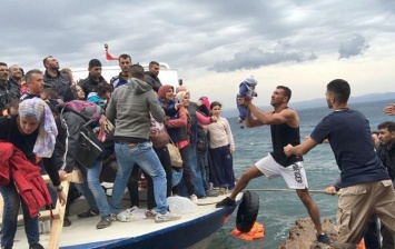 Шесть стран ЕС согласились принять 147 беженцев с судна у берегов Италии