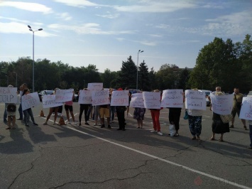 Горячая сессия: под облсоветом проходят ряд митингов и уже случилась драка