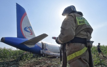 Экипаж, который смог посадить горящий самолет, занесли в "Миротворец"