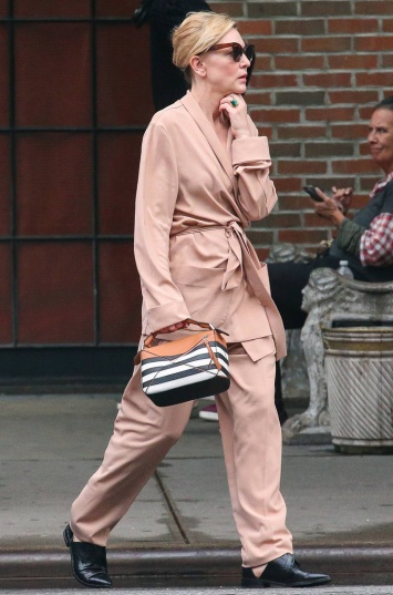 Кейт Бланшетт учит носить персиковый цвет