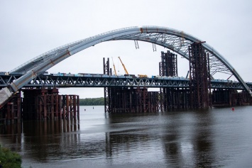На Подольско-Воскресенском мосту в Киеве демонтируют временные опоры