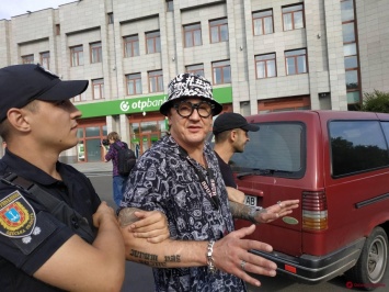 Под Одесским облсоветом блогер укусил активиста за нос