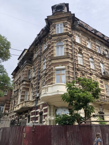 На Гоголя начали реставрировать знаменитый дом с атлантами: смотрите, как его испоганили жильцы