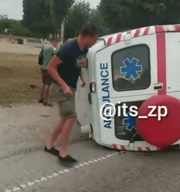Машина скорой перевернулась: виновник с места ДТП скрылся (Видео)