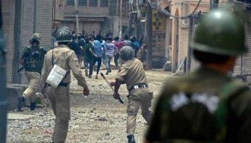 В Кашмире продолжаются столкновения протестующих с полицией