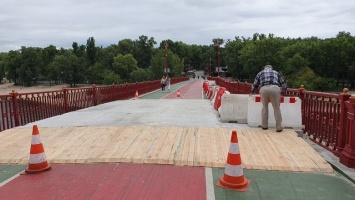 На пешеходном мосту на Труханов остров положили бетонные плиты, - ФОТО
