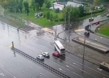 В Москве автобус с китайскими туристами врезался в осветительную мачту: почти 30 пострадавших