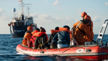 Испания готова принять судно Open Arms с сотней мигрантов на борту