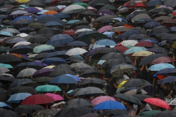 В Гонконге сотни тысяч демонстрантов провели акцию под проливным дождем
