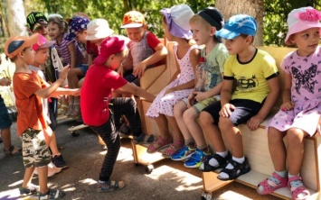Два детских садика Шуменского получат новые скамейки