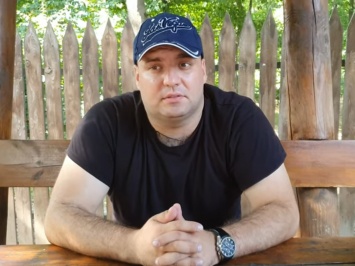 Блогера Сороченко, который избил ветерана АТО, арестовали с правом залога. В суде его облили мочой