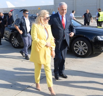Жена Нетаньяху устроила скандал в самолете и бросила хлеб-соль на землю по прилету в Киев