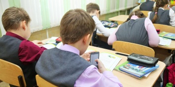 В правительстве задумались об ограничении использования мобильных в школах