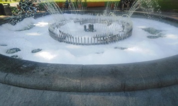 Вандалы на Подоле добавили в фонтан моющее средство и разрисовали краской лавочки (фото)