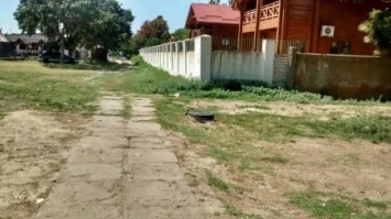 Отдыхающие в Скадовске жалуются коммунальщикам за люки и провалы