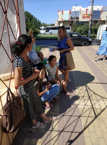 В Николаеве две женщины ромской национальности привезли своих восьмерых детей в храмы - попрошайничать (ФОТО)