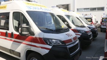 57 из 200 автомобилей скорой помощи передал Фонд Рината Ахметова медикам Украины