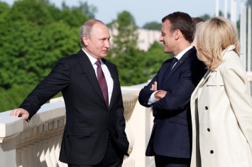 После приветствия Путина Макрон схватил жену прямо за больную руку