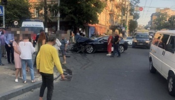 В Киеве Range Rover после столкновения с Tesla отбросило на пешеходов, трое пострадавших