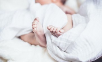 В Каменском на порог больницы подбросили 2-месячного младенца: полиция просит помощи в розыске матери малыша