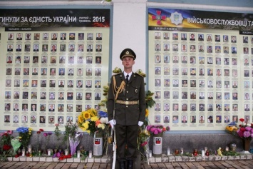 ''Стена между Украиной и ''русским миром'': сеть взорвало сильное фото о войне на Донбассе
