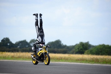 Британец установил рекорд скорости, стоя вверх ногами на мотоцикле