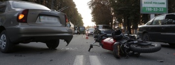 В Днепре на Титова столкнулись Daewoo и мотоцикл: мужчину забрала скорая