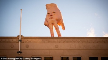 Хорошо, что в Николаев приехала не такая «рука»: жители новозеландского города пугаются нового арт-объекта (ФОТО)