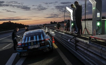 Электромобиль Porsche Taycan прошел 3425 км за сутки