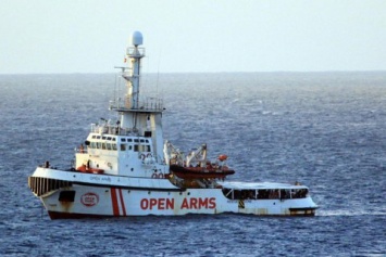 Испания направила за мигрантами с Open Arms военный корабль