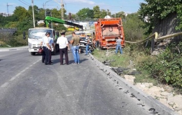 В Севастополе мусоровоз протаранил 15 автомобилей. ВИДЕО