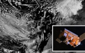 Спутник снял редкие спиральные облака в ночном небе