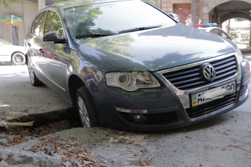 ЧП в Днепре: под Volkswagen провалился асфальт