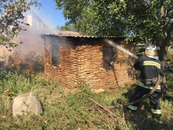 Детская шалость: на Днепропетровщине произошел пожар у жилого дома, - ФОТО