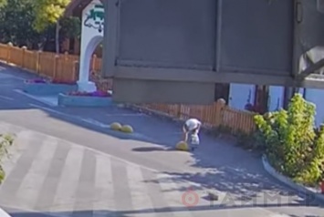 Водитель Mercedes украл бетонную полусферу возле одесского ресторана и попал на видео