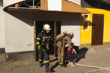 Мамы с детьми стояли возле окон и просили о помощи. Происшествие в Харькове (фото)