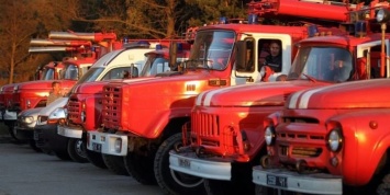 Ночью в Одессе пожарным довелось спасать от огня столб, - ВИДЕО