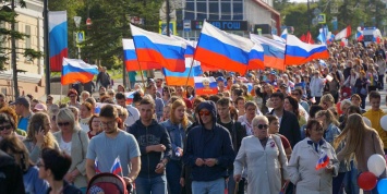 Флешмобы, концерты, автопробеги: как в России празднуют День Флага