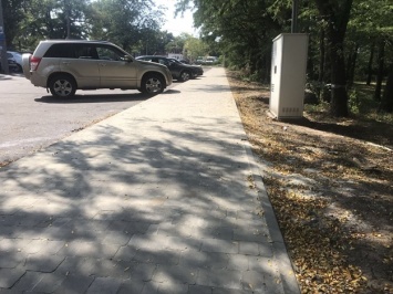Ну хоть так: в Одессе возле Дюковского парка ремонтируют тротуар
