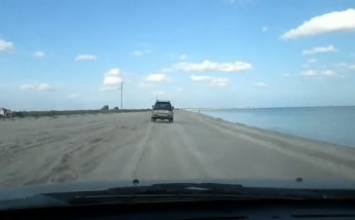 Автопутешественники отправились из Кирилловки в Бердянск по берегу моря (видео)