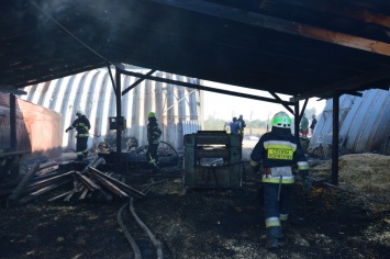 Пожар в Днепре: сотрудники ГСЧС тушили ангары