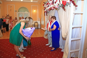 Золотая свадьба: одесская пара повторно зарегистрировала брак после 50 лет семейной жизни