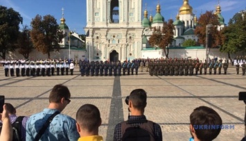 На Софийской площади торжественно подняли Государственный Флаг