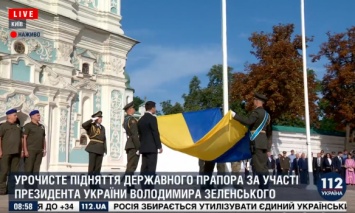В Киеве прошла церемония торжественного поднятия государственного флага