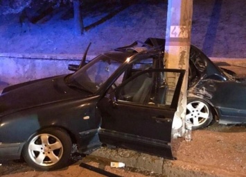 В центре Кривого Рога иномарка влетела в столб: машину смяло, а водитель чудом выжил