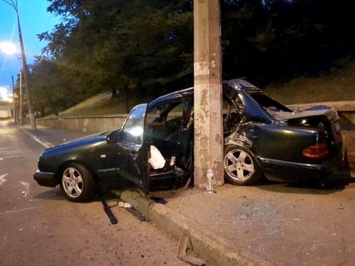 19-летний водитель Мерседеса получил серьезную травму головы на 95 квартале в Кривом Роге, врезавшись ранним утром в столб (фото)